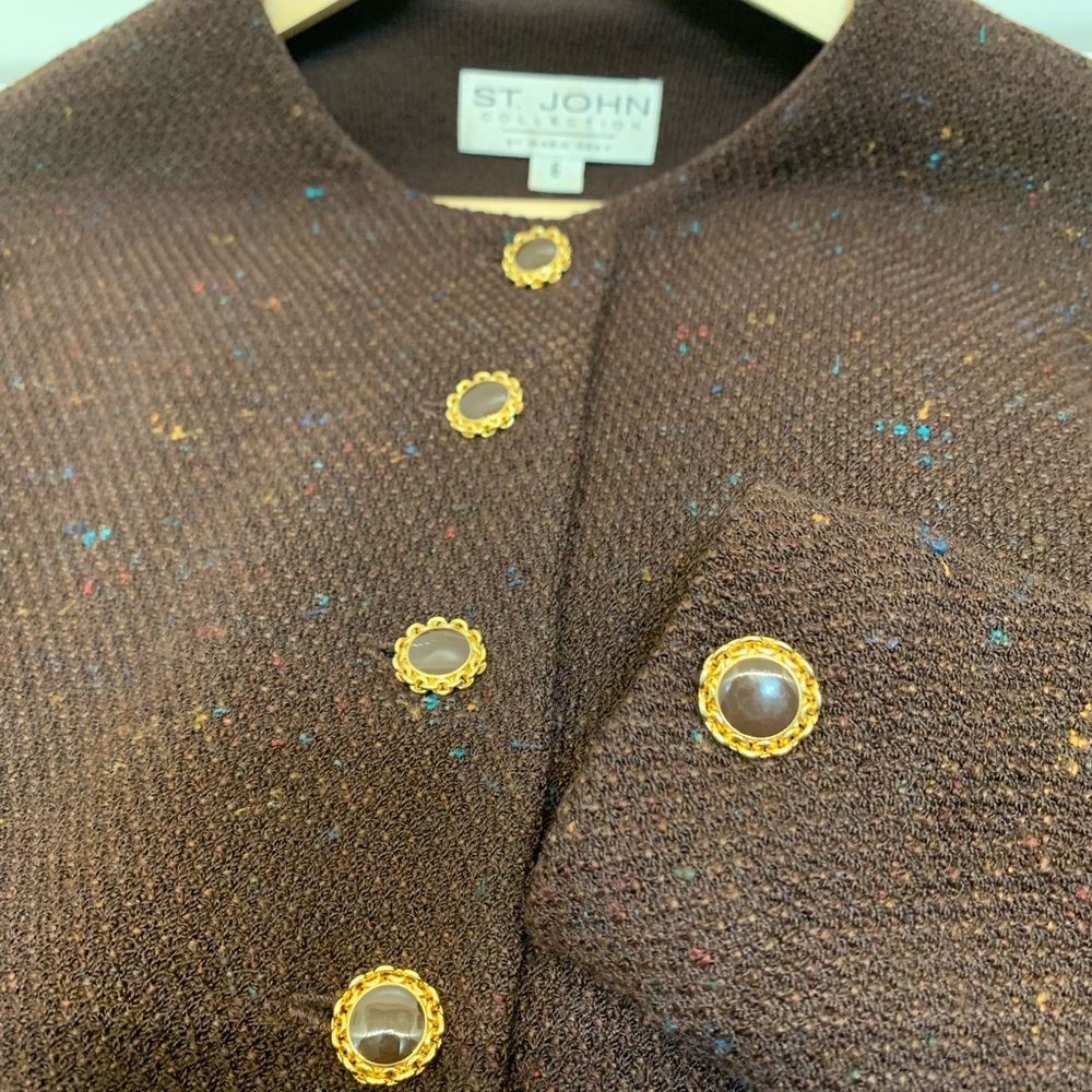 St. John collection size 6 skirt and jacket Beautiful metal buttons!